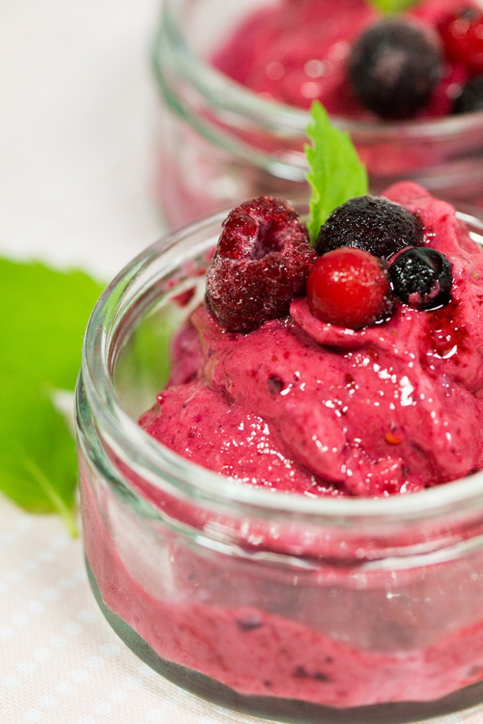 Frozen Yogurt mit Beeren - Rezept | verzuckert-blog.de