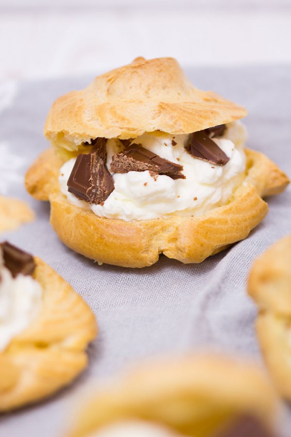 Windbeutel mit Sahne und Schoko-Stücken - Rezept | verzuckert-blog.de