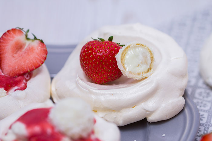Mini-Pavlova-mit-Erdbeeren-und-Raffaello