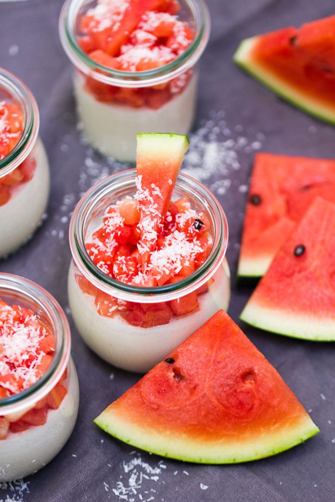 Kokos-Panna Cotta mit Wassermelone - Rezept | verzuckert-blog.de Kokos-Panna Cotta mit Wassermelone - Rezept | verzuckert-blog.de