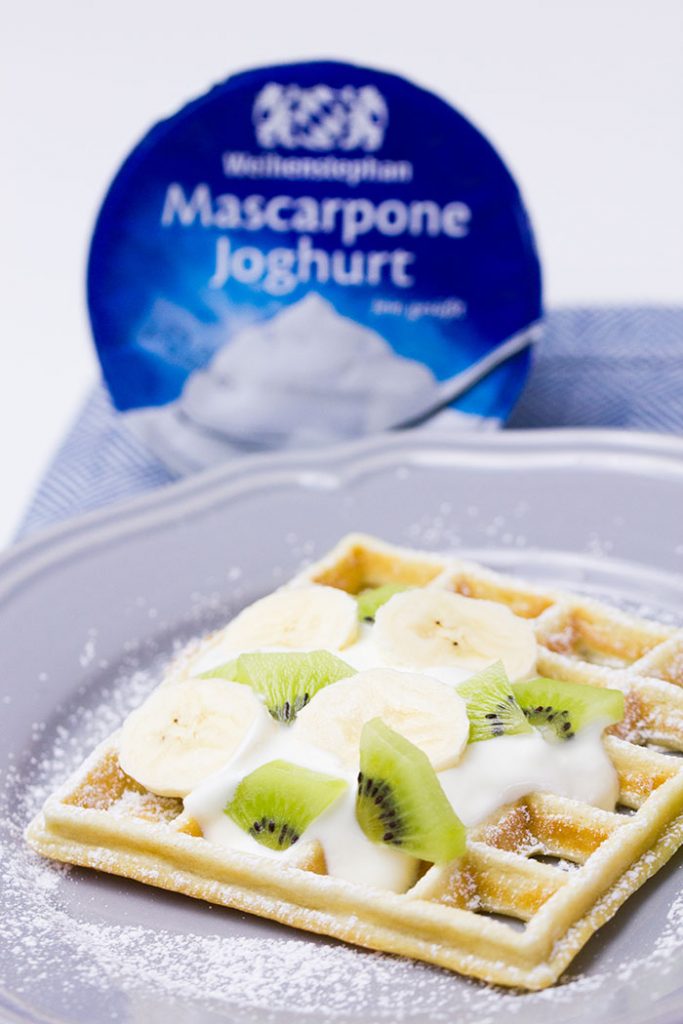 Waffeln mit Mascarpone-Joghurt und Früchten | verzuckert